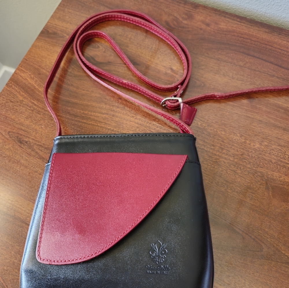 Vera Pelle Elegant Black and Red Crossbody Bag